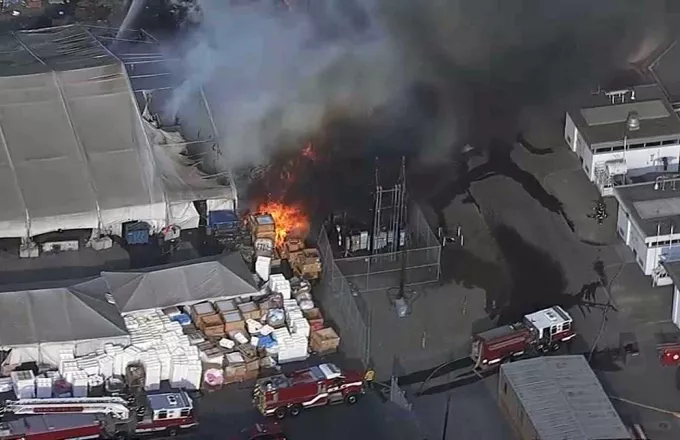 Πυρκαγιά ξέσπασε σε εργοστάσιο της Tesla στην Καλιφόρνια (Video)