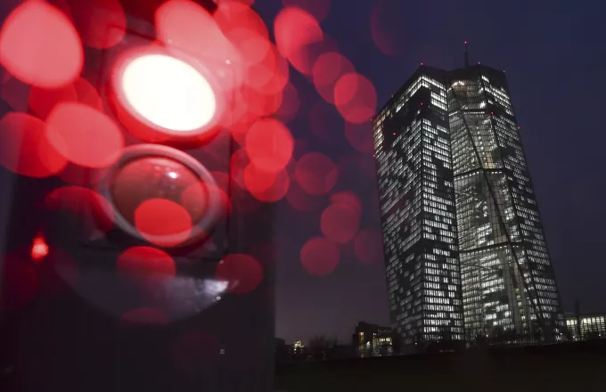 Απόσυρση των προτάσεών της για τα κόκκινα δάνεια εξετάζει η ΕΚΤ