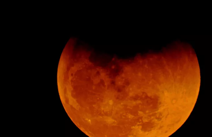 Δείτε το «ματωμένο φεγγάρι», τη μεγαλύτερη ολική έκλειψη Σελήνης του αιώνα