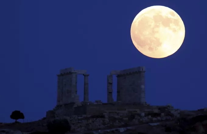 Live το ματωμένο φεγγάρι πάνω από το Ναό του Ποσειδώνα στο Σούνιο 