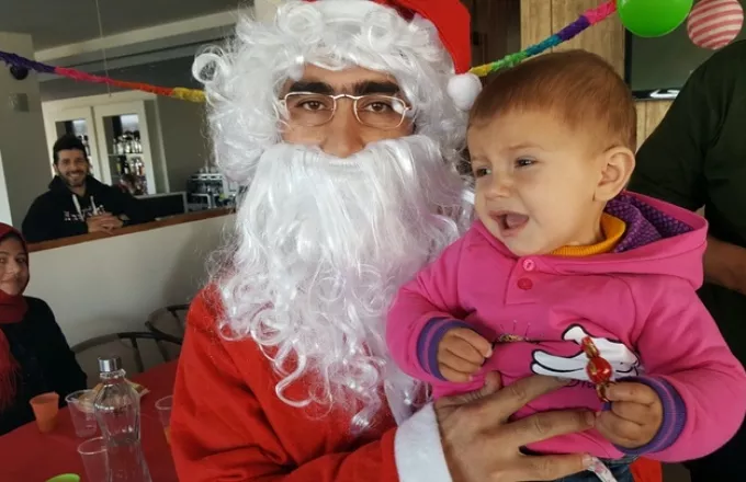 Οι οδηγοί ταξί της Ρόδου μοίρασαν δώρα και χαρά στα προσφυγόπουλα