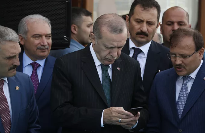 Μεγάλη πτώση της τουρκικής λίρας μετά την έκπληξη με τα επιτόκια