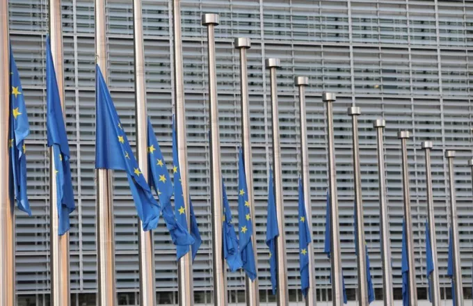 Μεσίστιες οι σημαίες της ΕΕ στις Βρυξέλλες στη μνήμη των νεκρών στην Ελλάδα