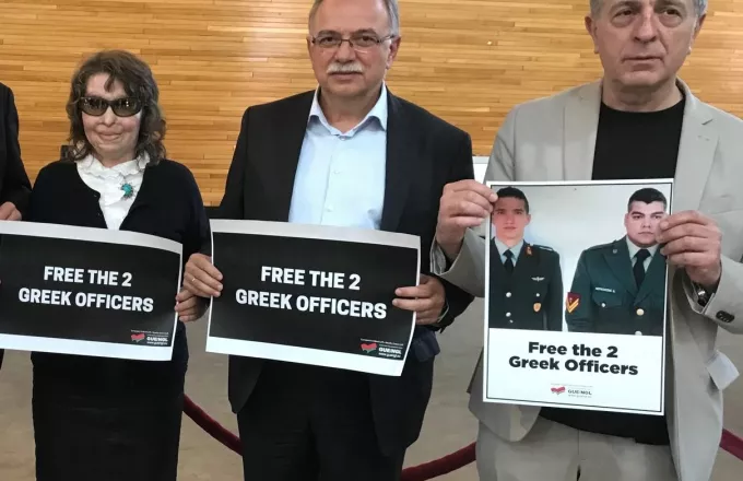 Έλληνες ευρωβουλευτές διαμαρτυρήθηκαν με φωτογραφίες υπέρ των στρατιωτικών