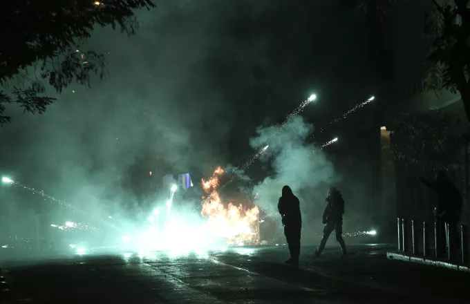 Νέες επιθέσεις εναντίον των ΜΑΤ στο κέντρο της Αθήνας