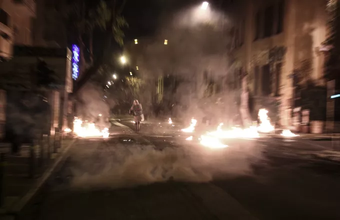 Νέο μπαράζ επιθέσεων στα ΜΑΤ στο κέντρο της Αθήνας