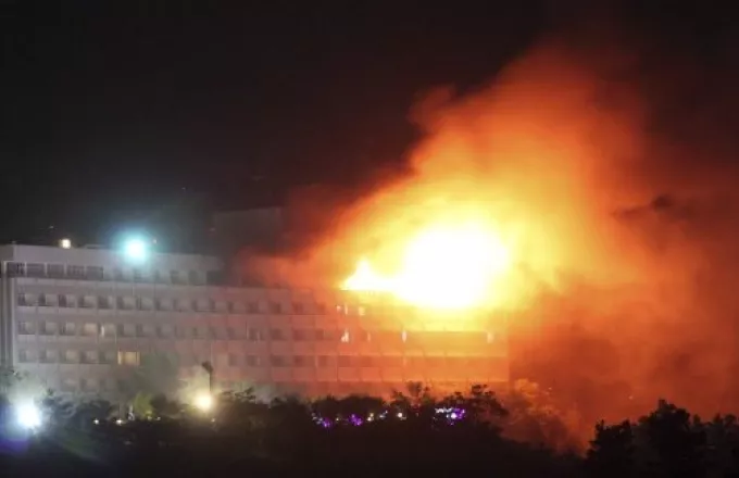 Αφγανιστάν: Ένοπλη επίθεση σε ξενοδοχείο - Στις φλόγες το κτίριο