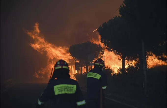Κόρινθος: Μαίνονται δύο εστίες φωτιάς σε Ζεμενό και Θροφάρι 