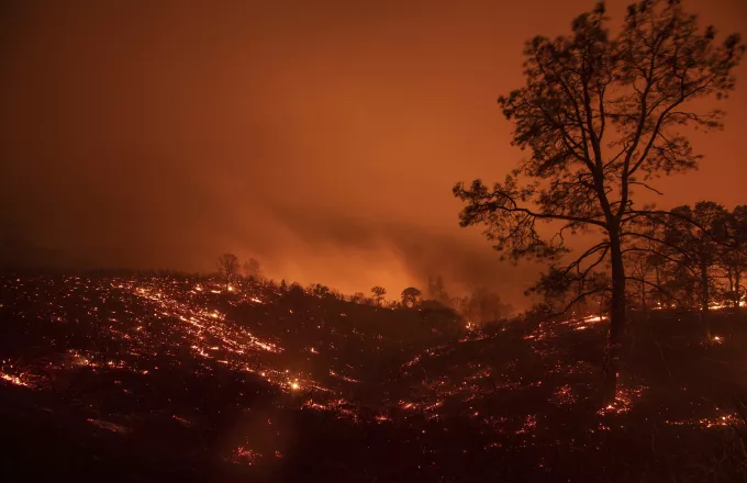 Έως τέλος Αυγούστου θα καίει η μεγαλύτερη φωτιά στην ιστορία της Καλιφόρνια