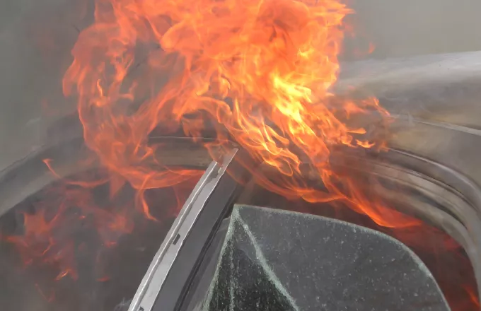 Αυτοκίνητο τυλίχθηκε στις φλόγες επί της Συγγρού, κοντά στο Πάντειο