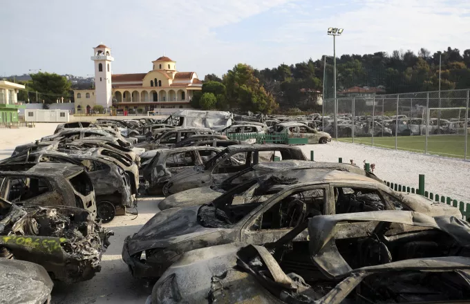 Τροχαία: Εκατοντάδες ΙΧ πρόλαβαν να φύγουν πριν η φωτιά φτάσει στο Μάτι