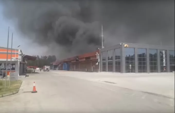 Μεγάλη φωτιά σε εργοστάσιο μπαταριών στην Ξάνθη . Εκκενώνονται οικισμοί