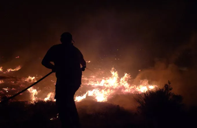 Πυρκαγιά σε χώρο με ξυλεία στη Βάρης-Κορωπίου