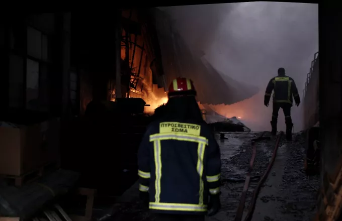 Υπό έλεγχο η φωτιά σε κτήριο στο Μοναστηράκι