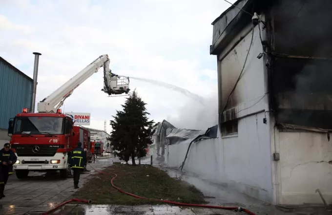 Φωτιά σε εργοστάσιο στα Οινόφυτα, μεγάλη κινητοποίηση της Πυροσβεστικής