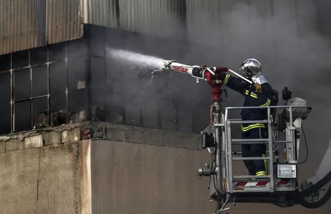 Μεγάλη φωτιά σε εργοστάσιο στην περιοχή της Μάνδρας
