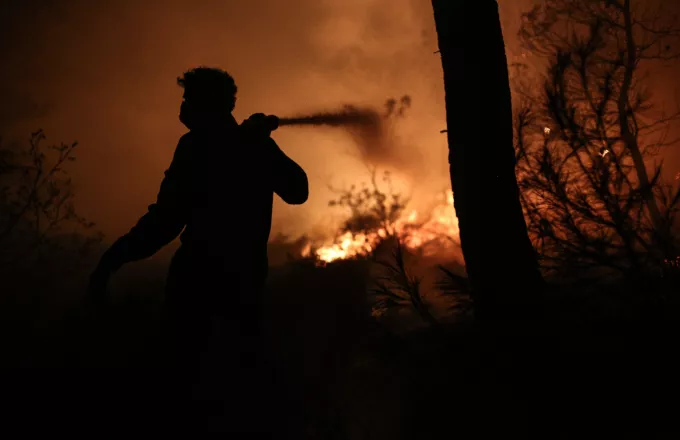 Έτοιμη να απειλήσει χωριά η φωτιά στο Κρυονέρι