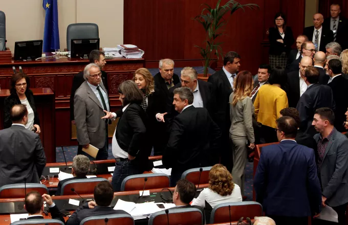 ΠΓΔΜ: Με παρατράγουδα ψηφίστηκε το ν/σ για διεύρυνση της αλβανικής γλώσσας