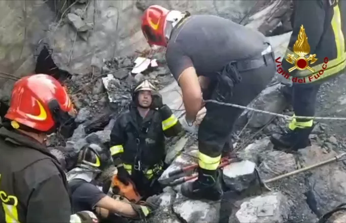 Τουλάχιστον 37 οι νεκροί στη Γένοβα . Εναγώνιες προσπάθειες διάσωσης