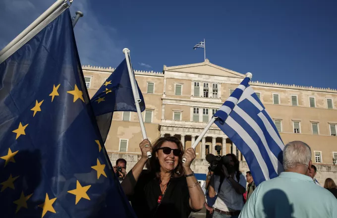 Μειώνεται ο αντιευρωπαϊσμός αλλά παραμένει ο ευρω-σκεπτικισμός στην Ελλάδα