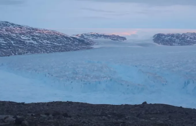Παγόβουνο σε μέγεθος λόφου απειλεί μικρό χωριό στη Γροιλανδία (video)
