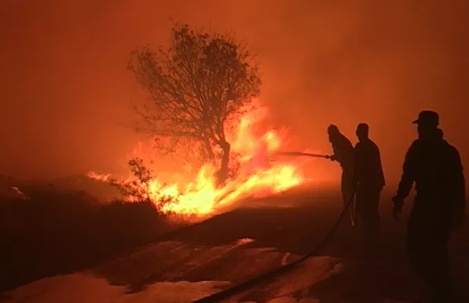Σε δύο μέτωπα μαίνεται η μεγάλη φωτιά στη Χίο