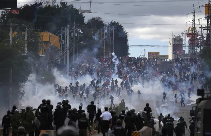 Εν μέσω οργής και έντασης ορκίστηκε ο Ερνάντες πρόεδρος της Ονδούρας