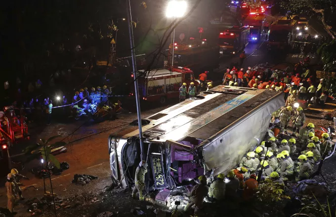 Τουλάχιστον 18 νεκροί σε τραγωδία με λεωφορείο στο Χονγκ Κονγκ