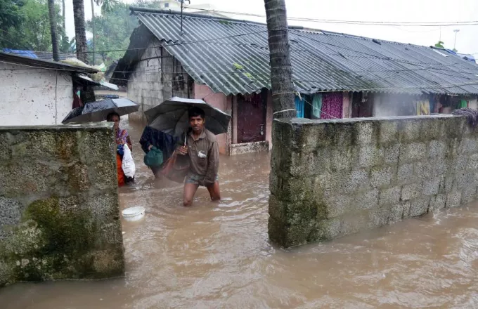 Ινδία: 67 νεκροί και πάνω από 50.000 εκτοπισμένοι από τις πλημμύρες 