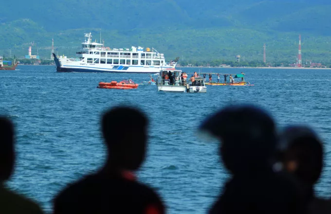 Δεκάδες αγνοούμενοι μετά από ναυάγιο φέρι στην Ινδονησία