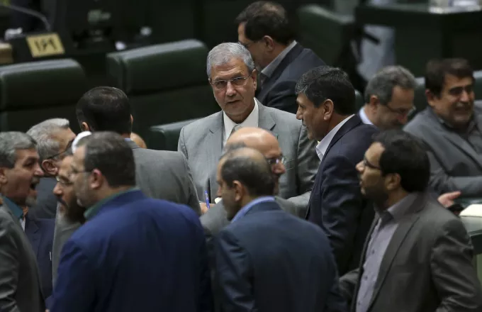 Ιρανοί βουλευτές πυρπόλησαν σημαία των ΗΠΑ μέσα στο κοινοβούλιο