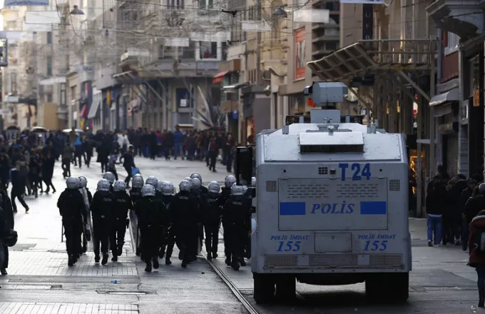 Συγκρούσεις αστυνομικών με φιλοκούρδους διαδηλωτές στην Πόλη