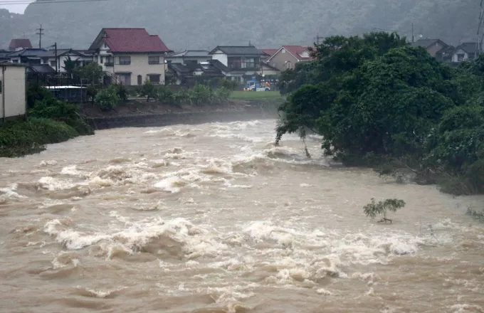 Δεκάδες νεκροί λόγω των σφοδρών βροχοπτώσεων στην Ιαπωνία