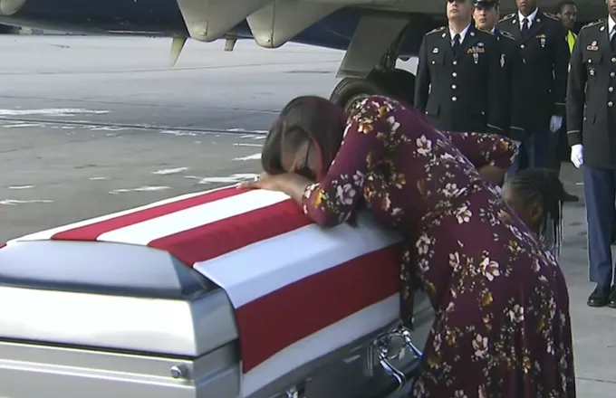 Κλιμακώνεται η θύελλα για το τηλεφώνημα Τραμπ στη χήρα του νεκρού στρατιώτη