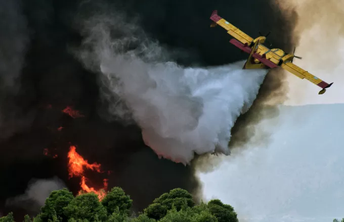 Είκοσι-τρία Καναντέρ και ελικόπτερα έχει η Πυροσβεστική για όλη την Ελλάδα