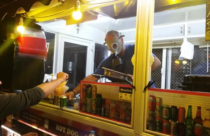 Καντινιέρης σερβίρει με αντισφιξιογόνα μάσκα, στην πλατεία ΧΑΝΘ (ΦΩΤΟ)
