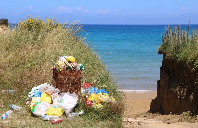 Ρεπορτάζ του Independent για τα σκουπίδια που στοιβάζονται στην Κέρκυρα 