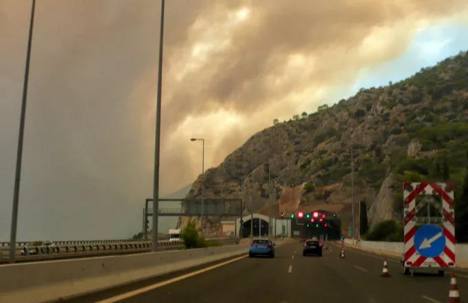 Κλειστή η εθνική οδός Αθηνών - Κορίνθου εξαιτίας της πυρκαγιάς στην Κινέτα