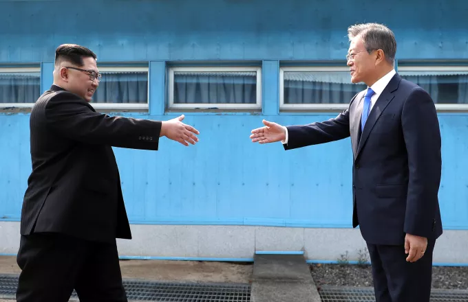 Ιστορική χειραψία μεταξύ Κιμ Γιονγκ Ουν και Μουν Τζε-ιν στην Κορέα