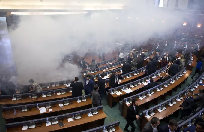 Δακρυγόνα εκτοξεύτηκαν στη Βουλή του Κοσόβου πριν ψηφιστεί συμφωνία-κλειδί