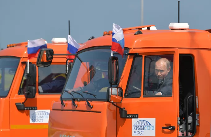 Ο Πούτιν διέσχισε τη γέφυρα της Κριμαίας οδηγώντας φορτηγό (ΒΙΝΤΕΟ)