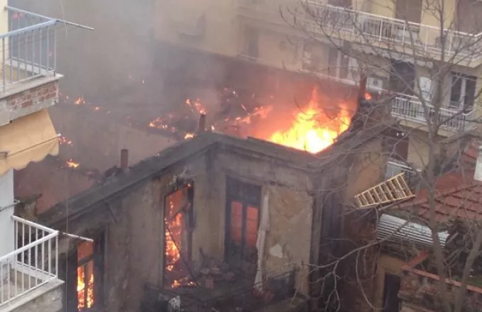 Θεσσαλονίκη: Υπό έλεγχο η φωτιά σε υπό κατάληψη κτίριο (video)