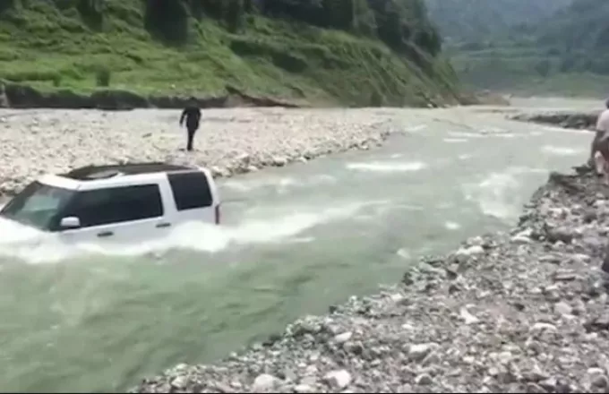 Εξηνταβελόνης Κινέζος ρίχνει το αυτοκίνητό του σε ποτάμι για να το...πλύνει
