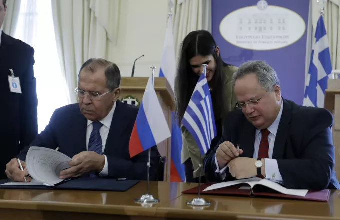 Interfax: Έως την Κυριακή έχουν προθεσμία οι έλληνες διπλωμάτες στη Μόσχα