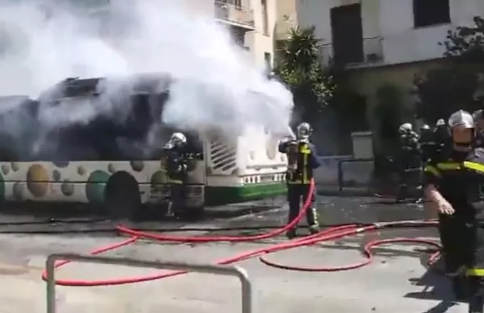 Πυρκαγιά σε αστικό λεωφορείο στην Αθήνα (video)