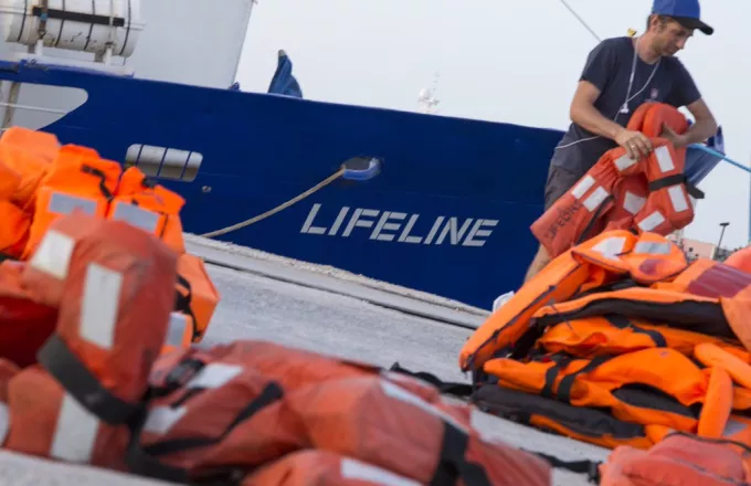 Η Ιταλία μπλοκάρει δύο ακόμα πλοία που σώζουν πρόσφυγες από τα λιμάνια της