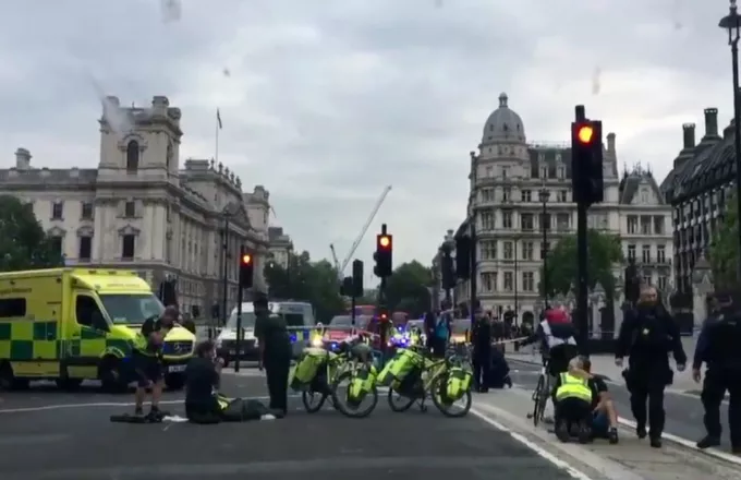 «Σοβαρός» παραμένει ο συναγερμός στη Βρετανία μετά την τρομοκρατική επίθεση