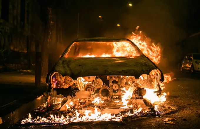 Εμπρησμοί τριών αυτοκινήτων τα ξημερώματα σε Ηλιούπολη και Παλλήνη