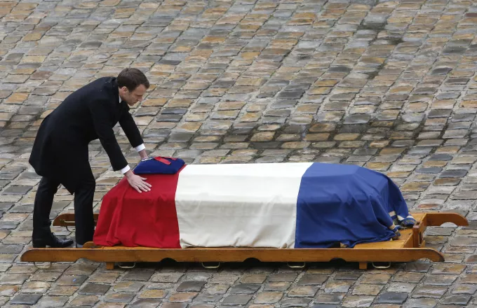 Ύστατος φόρος τιμής στον ήρωα γάλλο αστυνομικό που θυσιάστηκε