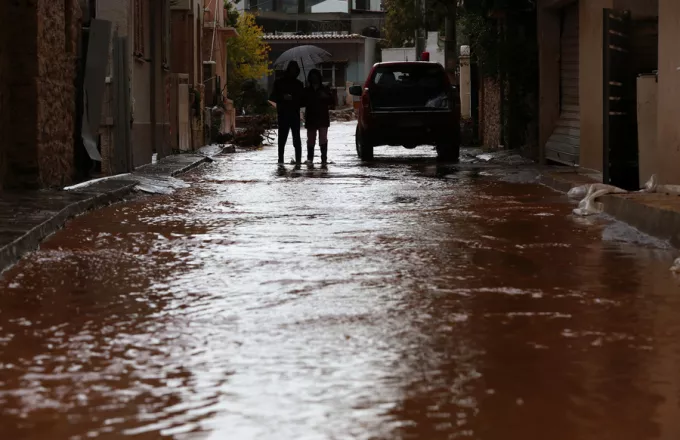Μάνδρα: Δύσκολες ώρες για τους κατοίκους εξαιτίας της καταρρακτώδους βροχής